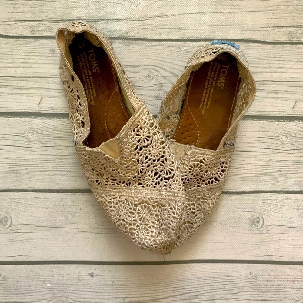 Tom’s beige eyelet shoes-size 8